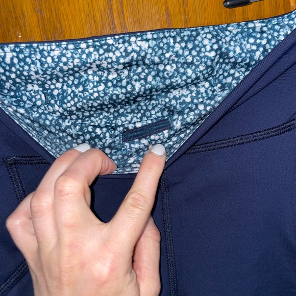 Lululemon Stash It Crop Leggings Navy Inkwell Reflective size 4 Pockets, Mesh - Picture 3 of 3